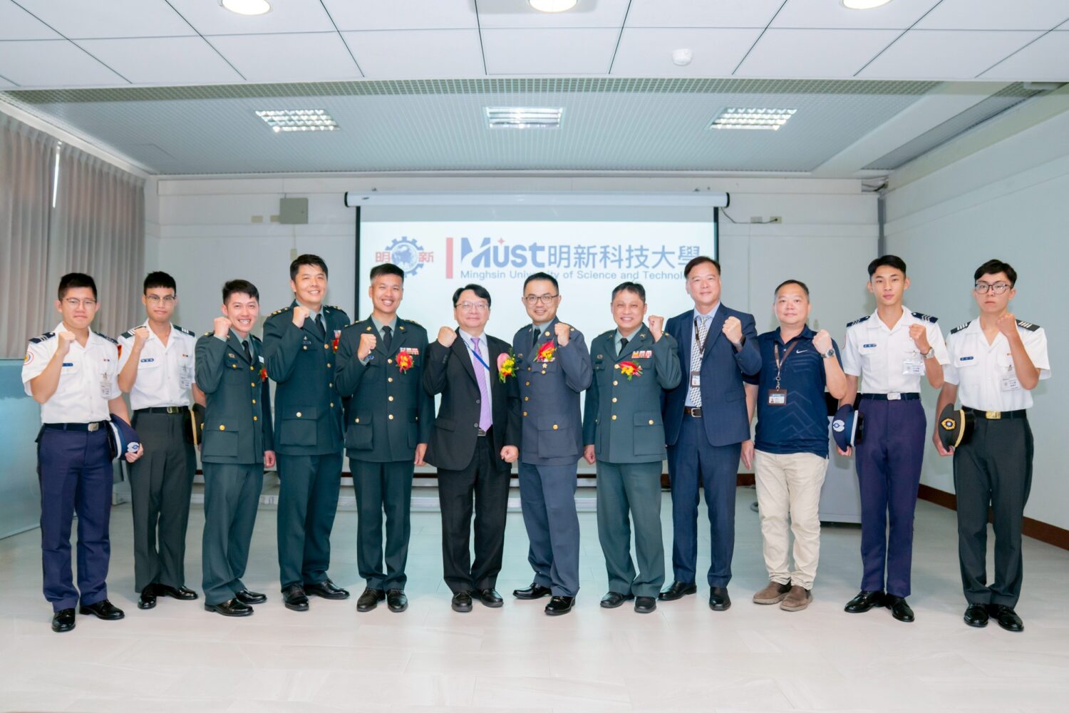 明新科大推展國軍公餘進修與ROTC招生，為國軍肯定績優學校。左三起為張軒豪中校、潘冠宇上校、史依倫上校、呂明峯校長、張然順上校、陳碩彥上校與ROTC同學合影。（圖/明新科大提供）