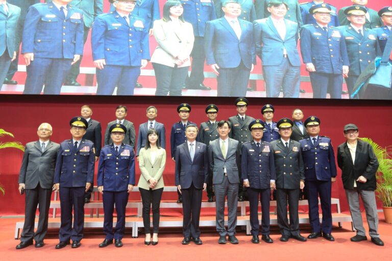 警察專科學校80週年校慶大會貴賓與師生合影，場面隆重莊嚴，展現警專教育成果與治安使命傳承精神。（圖／記者林照東翻攝）