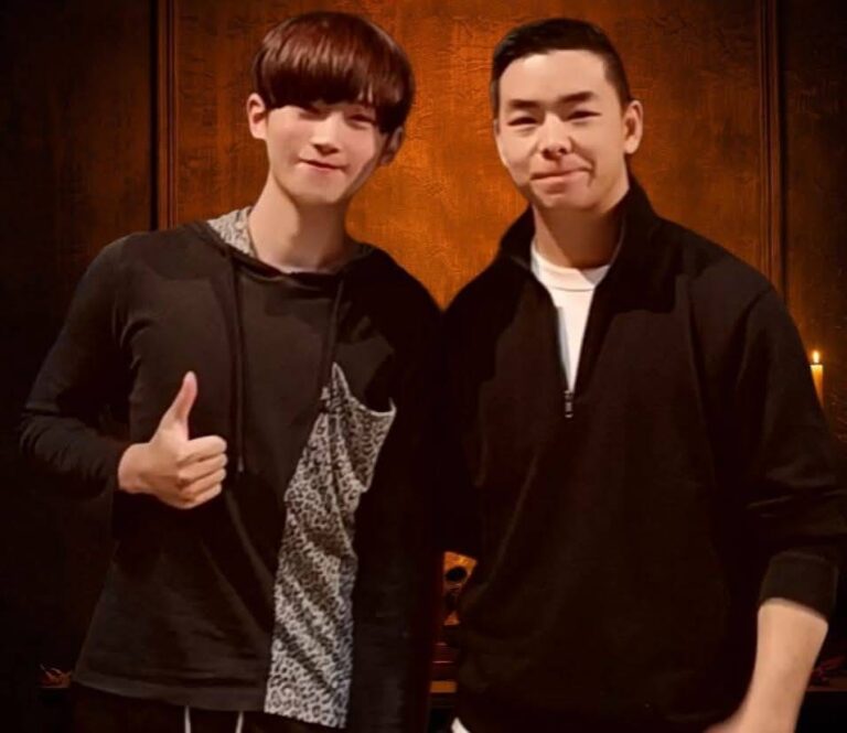 模特兒兼防身推廣者陳勇正（左）與國際格鬥教練吳仲凱（右）於開南大學合影，兩人共同推廣「反霸凌與心理防衛教育」理念，期盼以格鬥與公益結合，傳遞正向能量與安全意識。（圖／記者林照東翻攝）