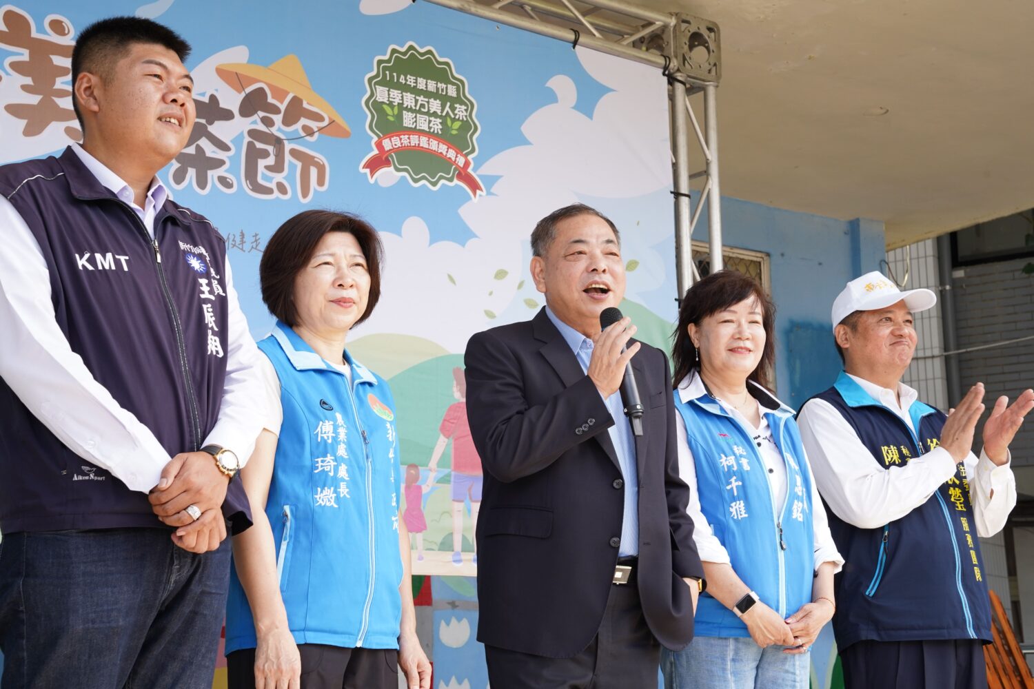 副縣長陳見賢(中)於開幕典禮致詞時表示,將持續推動峨眉茶產業升級與永續發展,讓「東方美人茶」成為新竹縣的文化象徵與國際亮點。(圖/記者林照東翻攝)