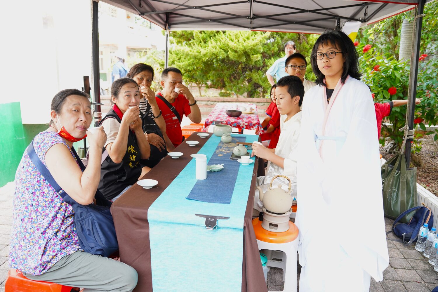 現場民眾於茶席區體驗東方美人茶文化,穿著傳統服飾的茶師親自奉茶,帶領參與者細品茶香與茶藝之美,展現峨眉茶鄉獨有的人文風情。(圖/記者林照東翻攝)