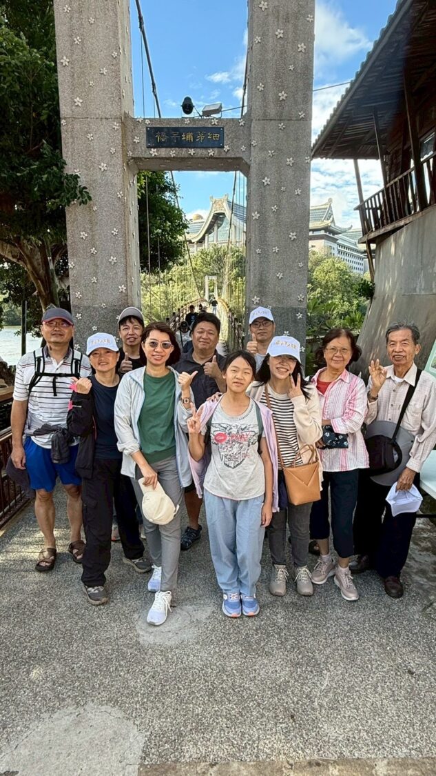 「走一圈峨眉湖、集一圈幸福章」健走活動吸引上百位民眾熱情參與,民眾於湖畔吊橋前合影留念,感受茶香與山水交織的秋日美景。(圖/記者林照東翻攝)