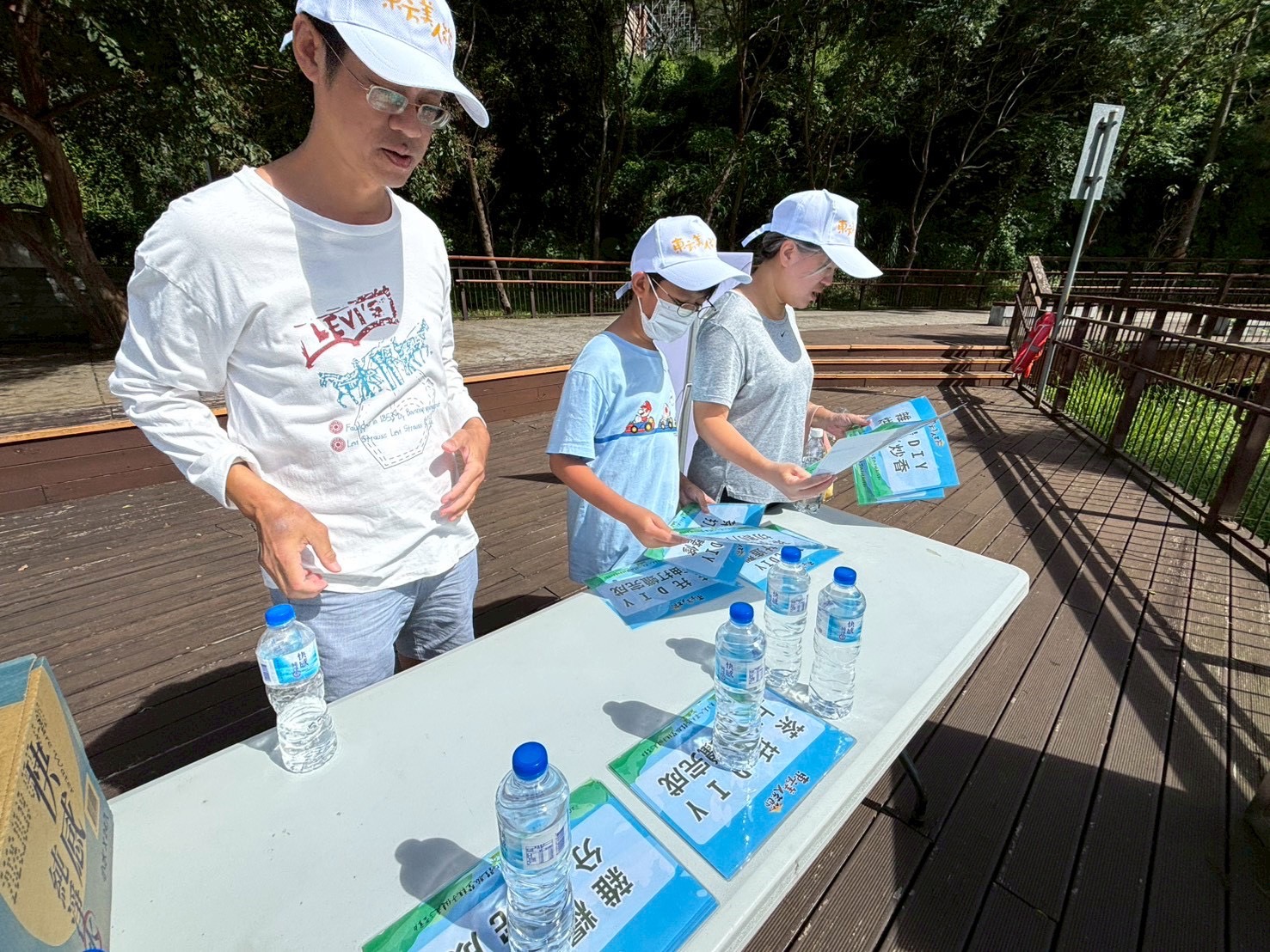 健走活動沿途設置闖關站,參與民眾完成任務可兌換摸彩券,大小朋友在藍天下歡笑互動,體驗峨眉茶鄉的親子樂趣與文化魅力。(圖/記者林照東翻攝)