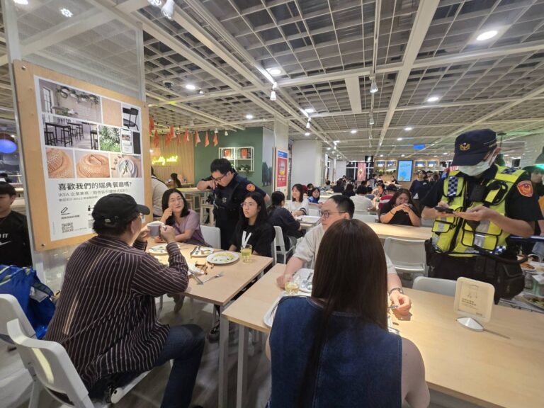 前鎮分局復興所副所長陳弘恩及警員陳律廷趕到現場處理避免爭端擴大。（圖/記者王巧容攝）