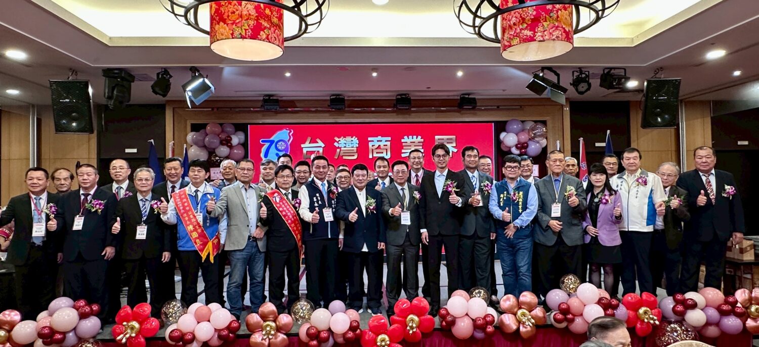 台灣省商業會第79屆商人節大會於花蓮福容大飯店盛大舉行,施勝郎理事長(中)率全國商業界理監事合影,貴賓雲集、氣氛隆重。(圖/記者林照東攝)