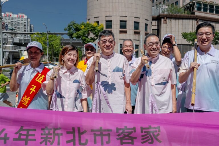 爐主新北市客家才藝協會-陳明珠、新北市政府客家事局局長劉冠吟、新北市議會副議長陳鴻源、新北市長侯友宜共同挑擔踩街進會場。（圖/新北市客家事務局 提供）