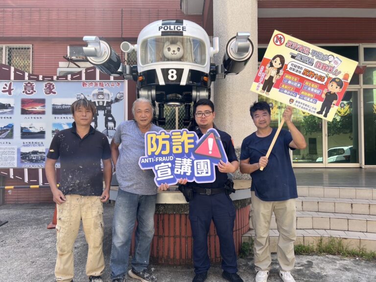 波麗士8號翻修返家，警利用裝修之際反詐宣導。(圖/記者薛秀蓮 翻攝)