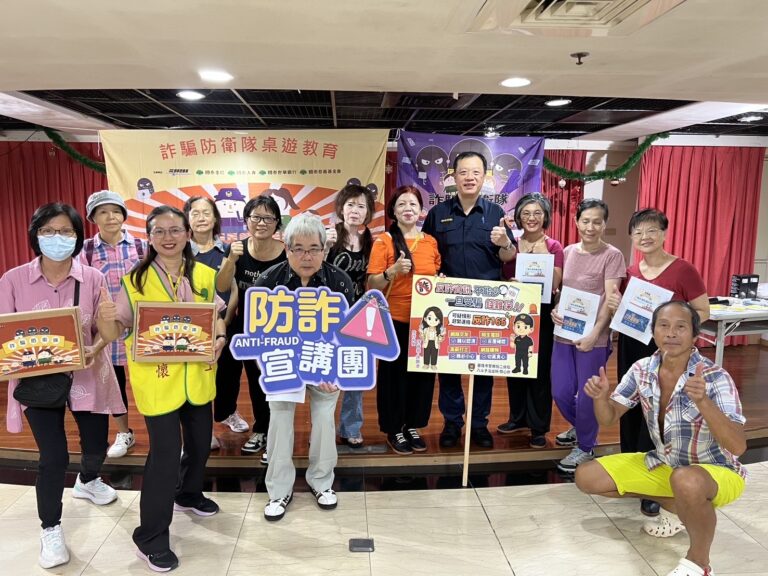 警方於山海觀社區內進行反詐騙宣導。(圖/記者薛秀蓮 翻攝)