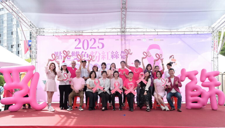 中華民國乳癌病友協會理事長黃淑芳、衛生福利部國民健康署林莉茹組長、台北市政府副秘書長王玉芬、立法委員陳菁徽及金曲歌后秀蘭瑪雅一同呼籲40歲至74歲的女性定期進行乳房攝影檢查。(圖片來源:中華民國乳癌病友協會)