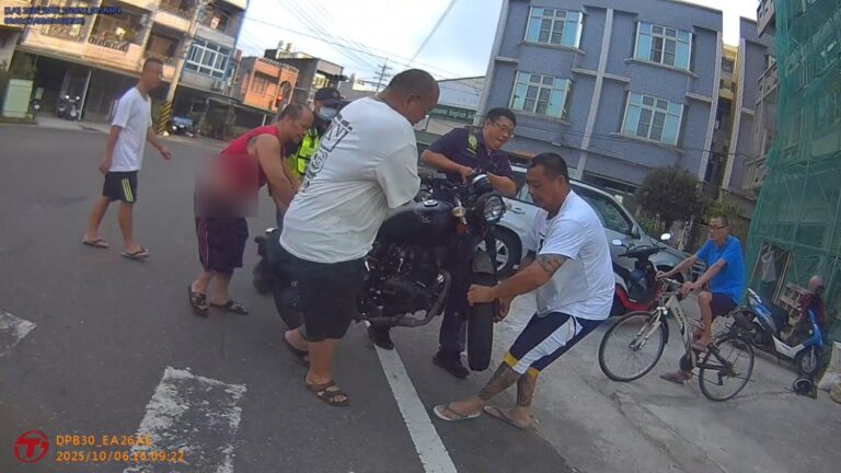 湖內員警協助清汙移車 維護你我用路環境。〈圖/記者蔡宗武翻攝〉