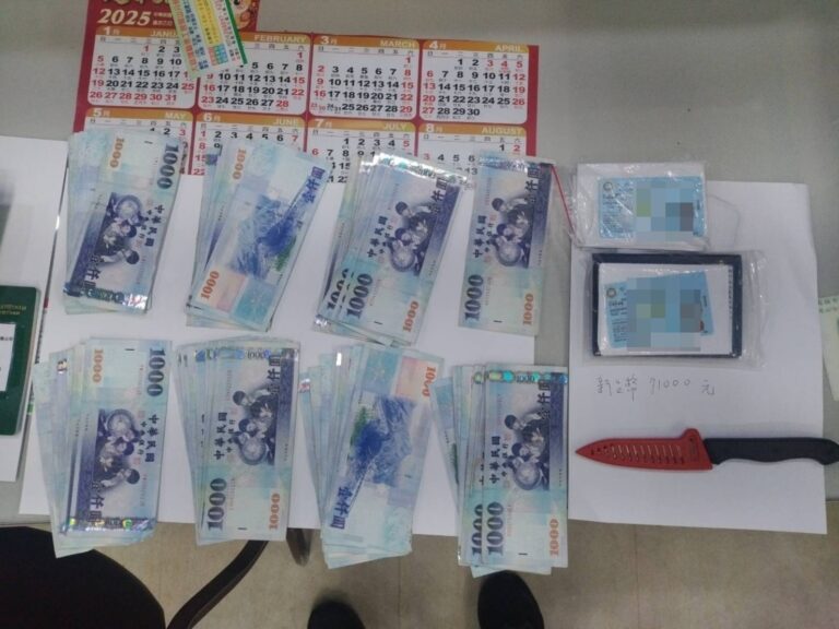移工超商提領大筆現金拒檢逃逸 員警迅速制止並送辦。〈圖/記者蔡宗武翻攝〉