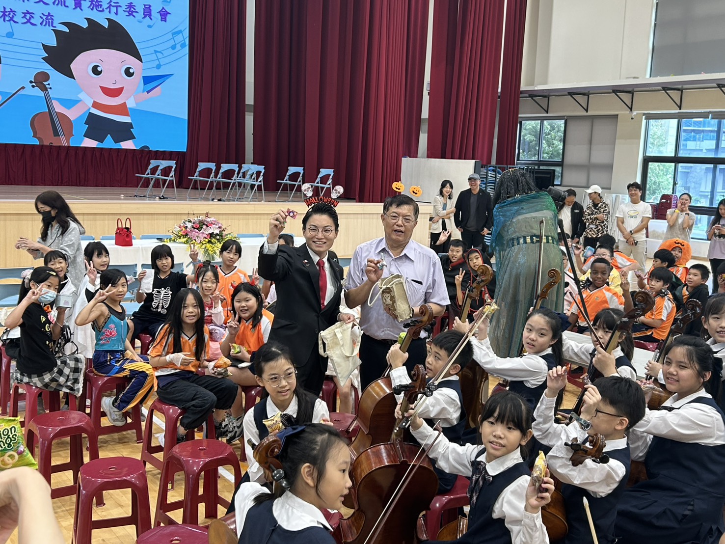 恰巧活動適逢萬聖節,和歌山市議員辻本太一也變起裝,與青埔國小校長林正義和嘉賓共同發放糖果。(記者翻攝)