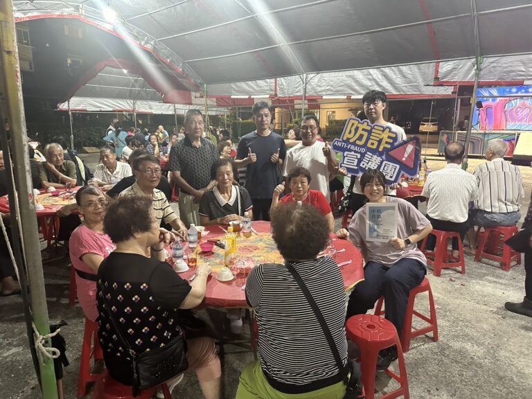八斗子分駐所於現場進行識詐防貪宣導。(圖/記者薛秀蓮 翻攝)