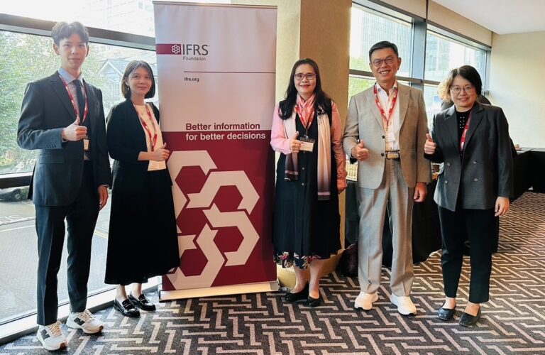 左起:臺灣證券交易所專員顏辰軒、會研基金會副處長余佳樺、會研基金會董事長王怡心、臺灣證券交易所業務委員周世昊、臺灣證券交易所副組長張少君。(會研基金會提供)