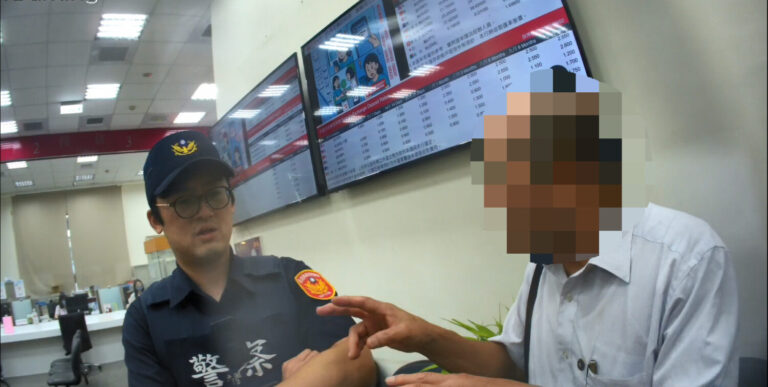 內湖分局大湖派出所警員向蘇姓民眾了解為何匯款百萬現金。(圖/記者薛秀蓮 翻攝)