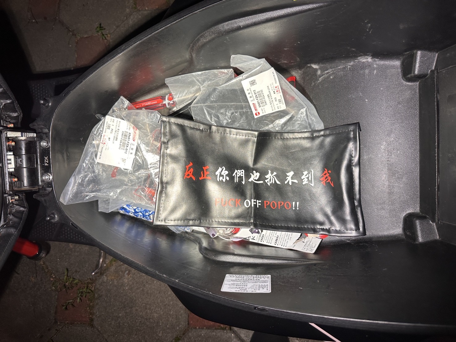 翹牌+改排+囂張貼紙,20歲女違規被逮仍嘴硬「反正你們也抓不到我」。(圖/記者澄石翻攝)