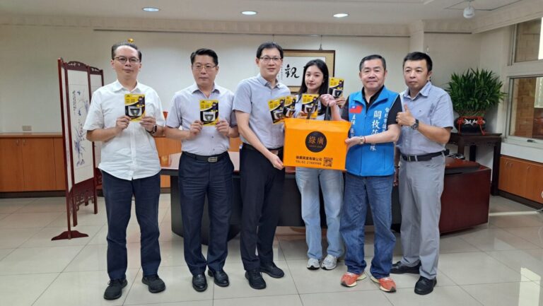 綠廣興業捐贈一批高亮度警用多用途帽沿燈與紅藍警示燈，提供台北市警察局大同分局使用。(圖/記者薛秀蓮 翻攝)