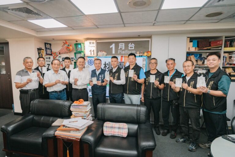 副議長李曉鐘(左六)陪同聖賢宮文化促進協會理事長楊承峻(左七)捐助花蓮災區,桃園市副市長蘇俊賓(左五)代表市府接受善款。(記者翻攝)