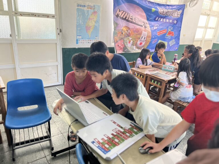 「玩麥塊學程式-國小程式素養巡迴課程」在青埔國小、新街國小、元生國小、 自立國小、龍岡國小、興仁國小、信義國小、普仁國小八個國小舉辦。(圖/中壢家長會長協會提供)