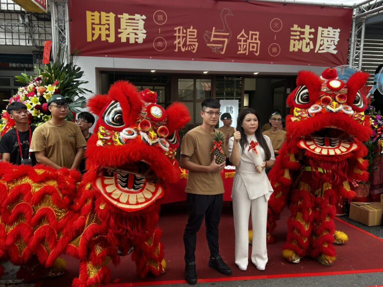 「鵝与鍋」盛大開幕，執行長李淑惠（右）、營運長張裕晨（左）合影。(圖/業者提供)