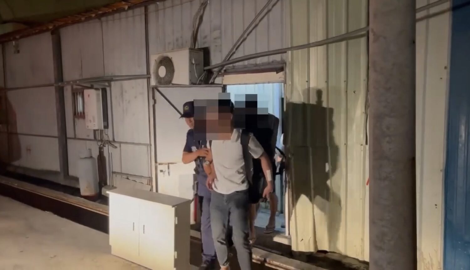 歇業小吃部變身越式毒趴KTV!警方強勢攻堅逮38名越籍男女。〈圖/記者蔡宗武翻攝〉