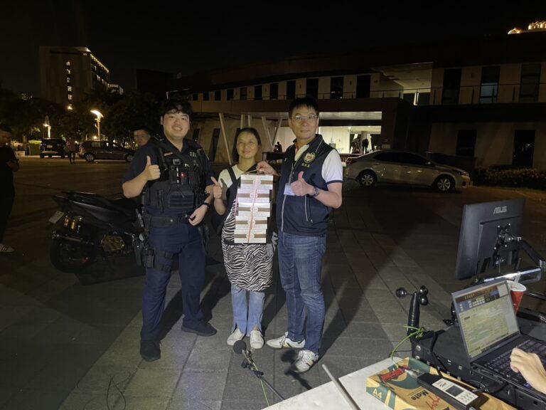 中成里里長姜明月(中)特地為深夜值勤的員警準備點心送暖。(記者翻攝)