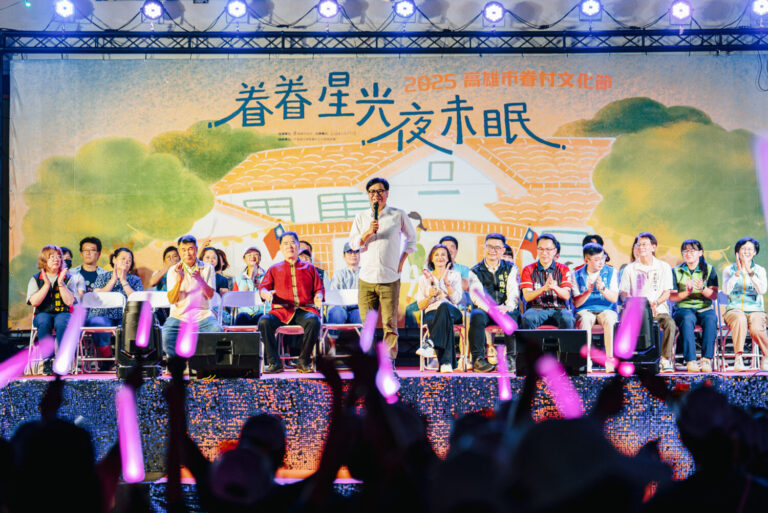 出席高雄眷村文化節 陳其邁大跳「千人 DISCO」熱舞 力邀市民體驗眷村文化之夜。〈圖/記者蔡宗武翻攝〉