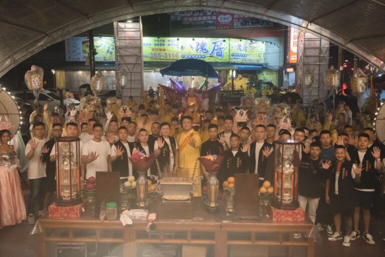 夜巡倒數第二天，副爐主禾碩電子彭裕龍跟大嵙崁情義連合聯合接駕，場面浩大。（圖／桃園護國宮提供）