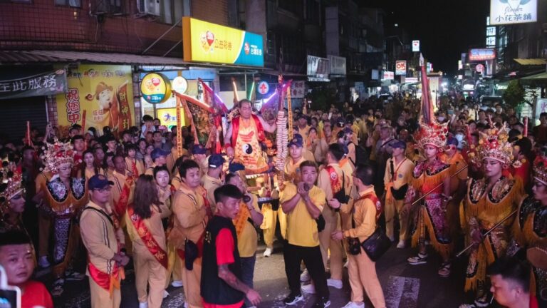 桃園護國宮太子夜巡暗訪次日重頭戲為高城社區，不乏三代同堂或里民湧出街道接駕。（圖／桃園護國宮提供）