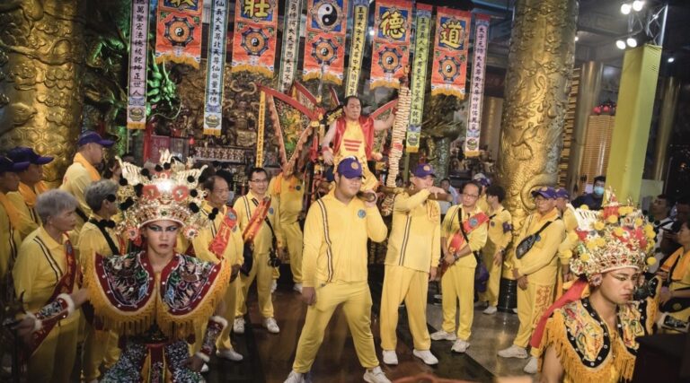 桃園護國宮遶境盛事展開，太子爺降駕「乘坐釘椅」夜巡五日，展現對世人的親民與孤魂的慈悲。（桃園護國宮 陳乃瑋/攝）