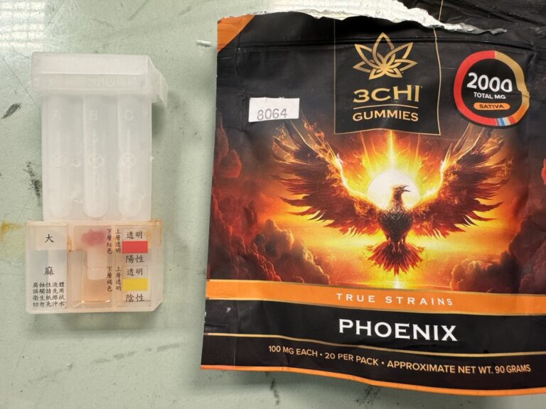 嫌犯的隨身行李有可疑軟糖製品,以毒品試劑檢測出含有大麻成分。(海巡署提供)