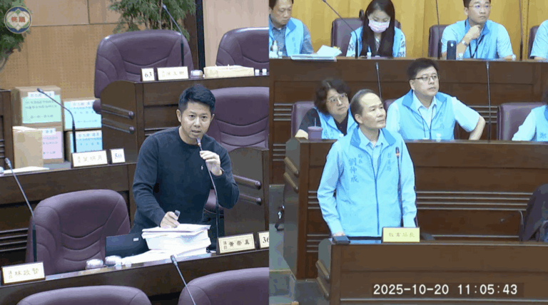 桃園市議員黃崇真(左)、桃園市教育局長劉仲成(右)。(圖/桃園市議會議事錄影)