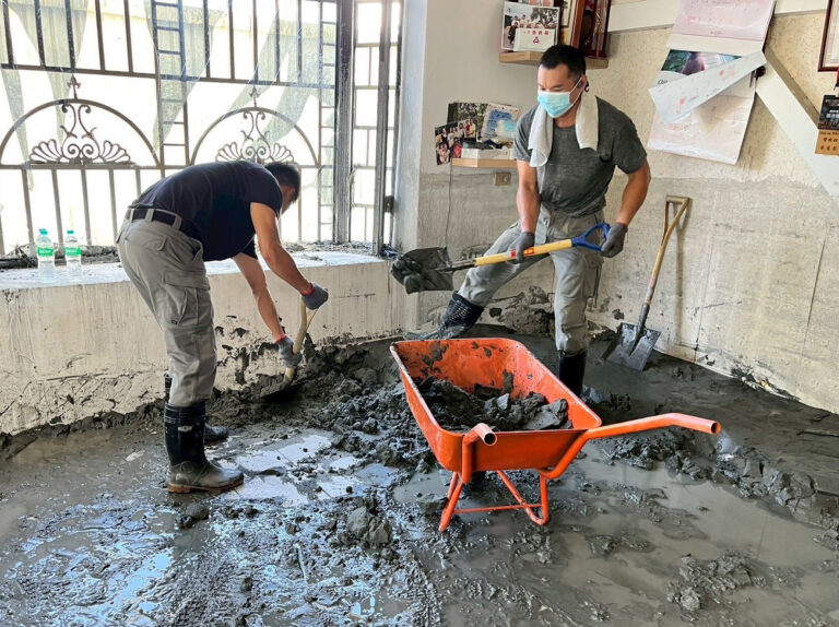 海巡特勤隊投入花蓮救災。（圖/林照東翻攝）