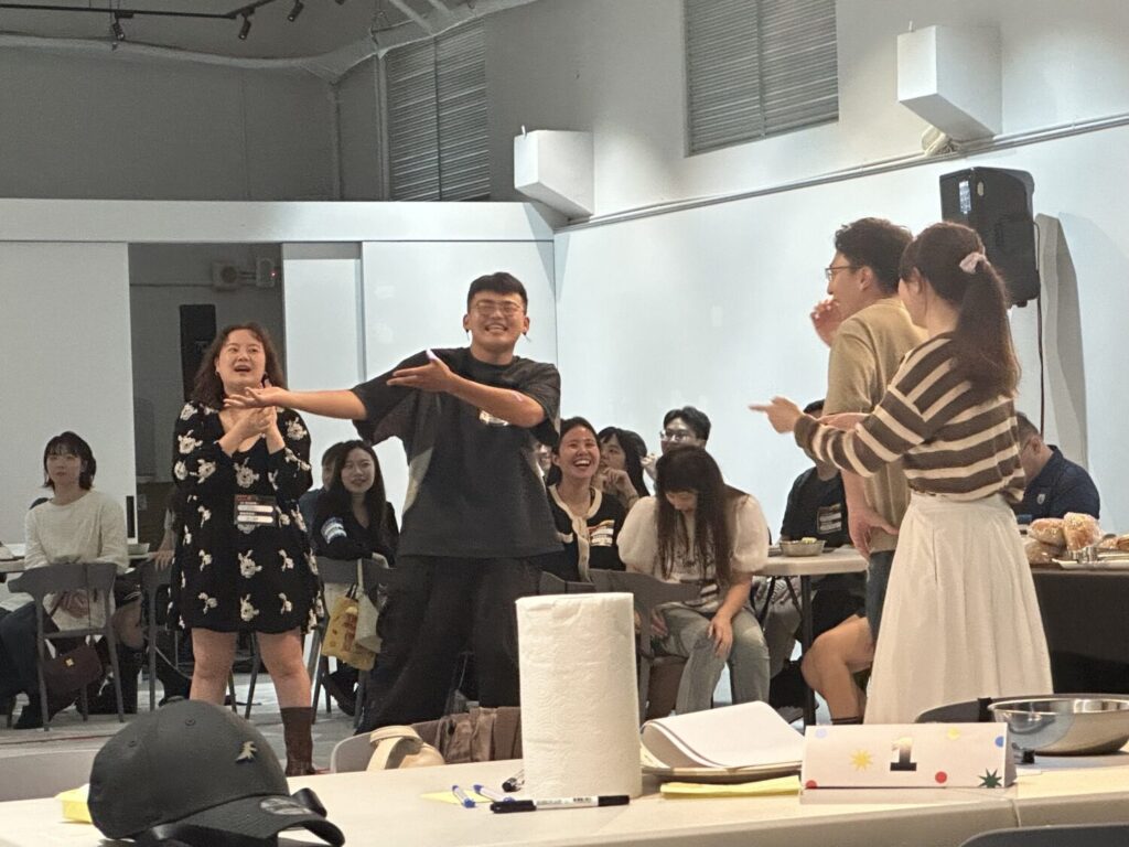 板橋放送所場次的「音樂拍檔」破冰活動以互動問答、比手畫腳、猜歌等三種遊戲炒熱氣氛。(圖／風傳媒拍攝)