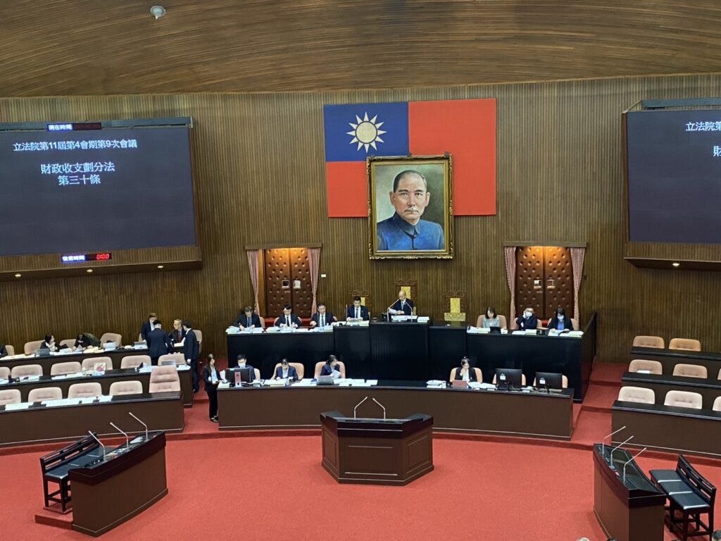 立法院長韓國瑜主持立法院院會審查國民黨團提案《財政收支劃分法》部分條文修正案。(記者 包克明攝)