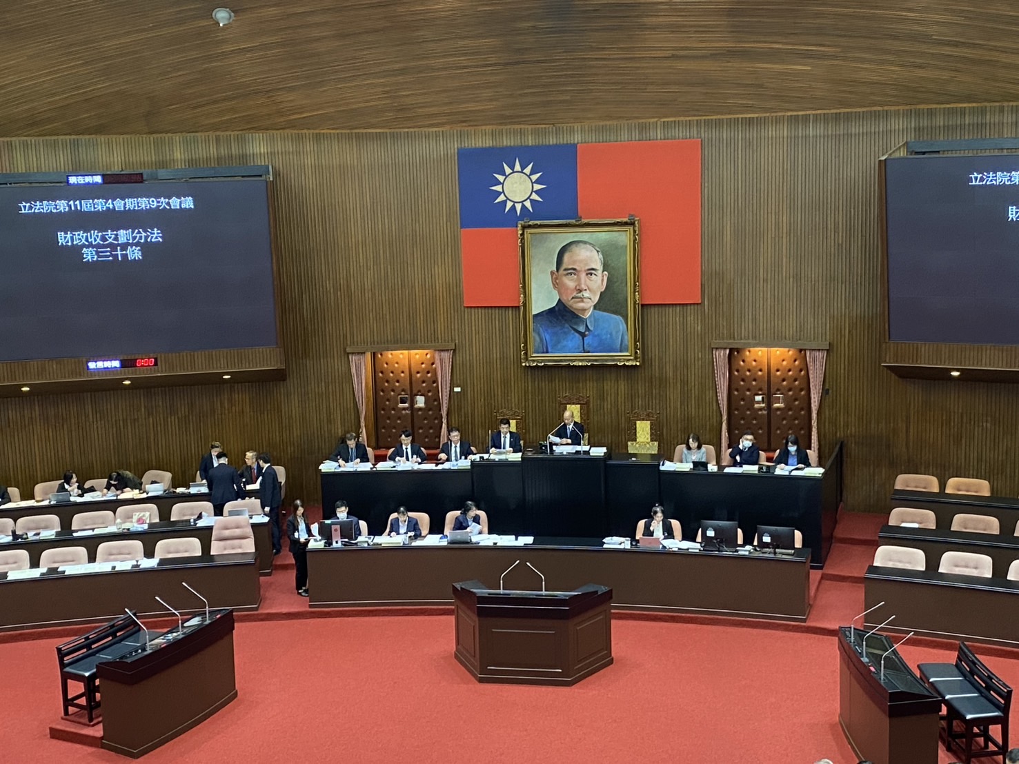 立法院長韓國瑜主持立法院院會審查國民黨團提案《財政收支劃分法》部分條文修正案。(記者 包克明攝)