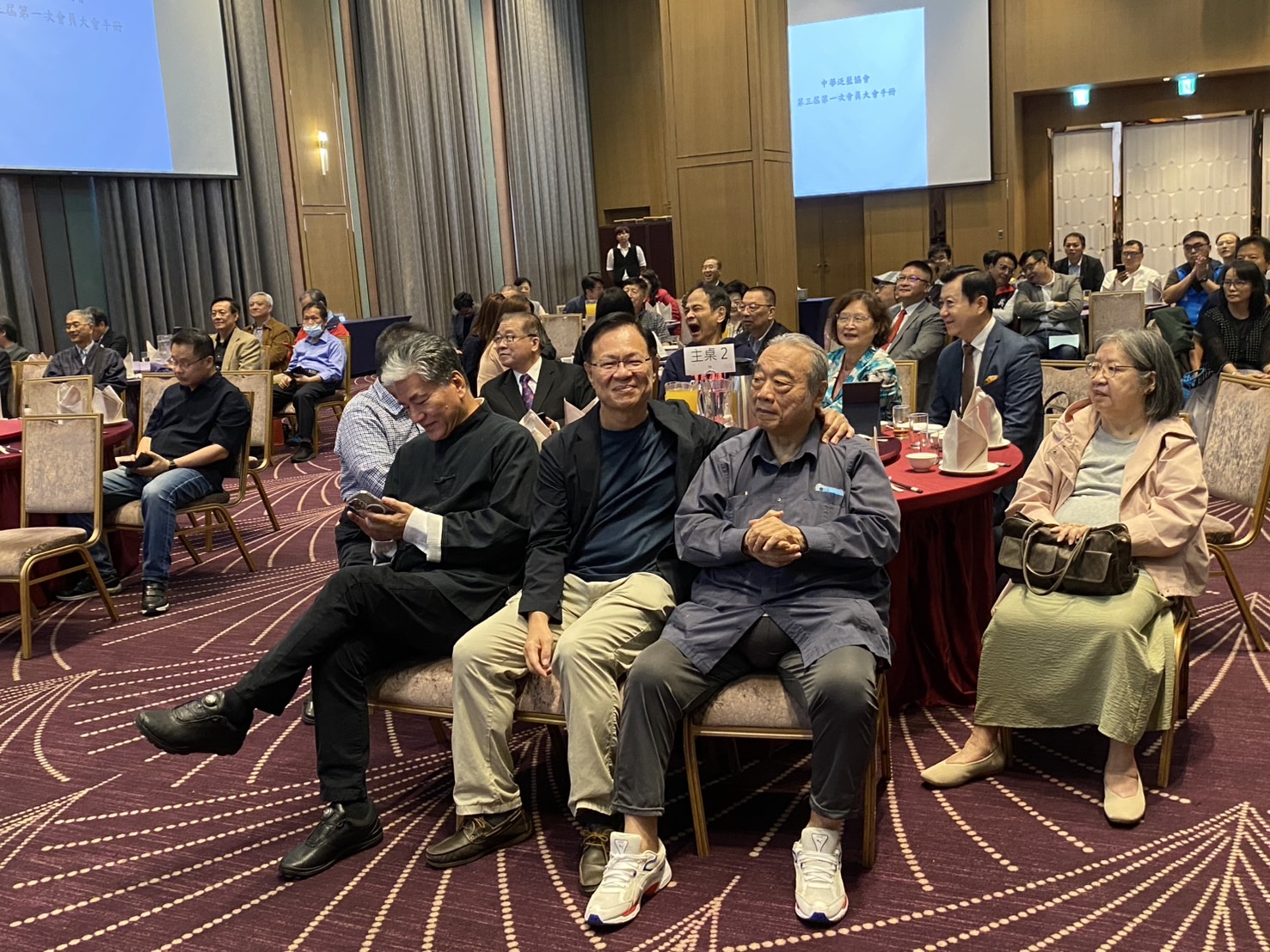 張啟楷(中)表示,本會期他將持續在立法院透過藍白合作修法保障陸配權益;簡漢生(右)。(記者包克明 攝)