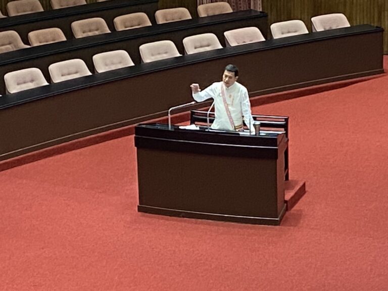 黃仁在立法院總質詢質詢時，呼籲行政院重啟「公地放領」政策，落實土地正義。(記者 包克明攝)