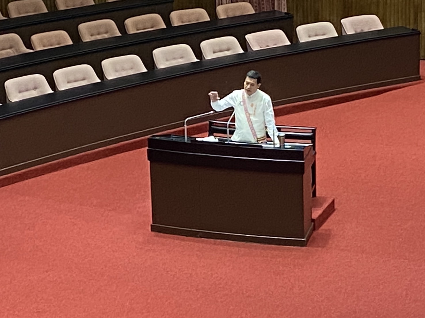 黃仁在立法院總質詢質詢時，呼籲行政院重啟「公地放領」政策，落實土地正義。(記者 包克明攝)