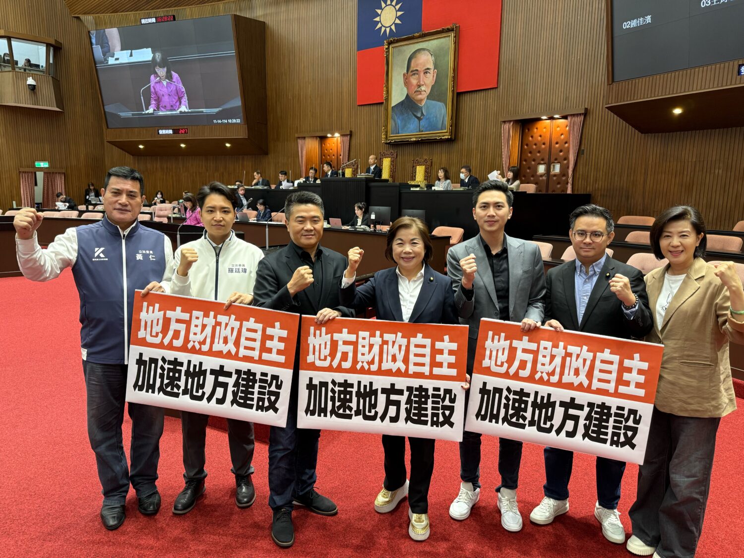 黃仁(左1)等多位國民黨立委在議場歡慶三讀通過《財政收支劃分法》部分條文修正案。(記者 包克明攝)