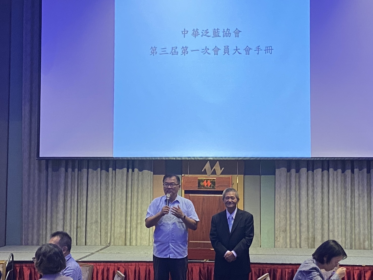 前立委李德維(左)代表國民黨主席鄭麗文到場致意,全程與會。(記者包克明 攝)