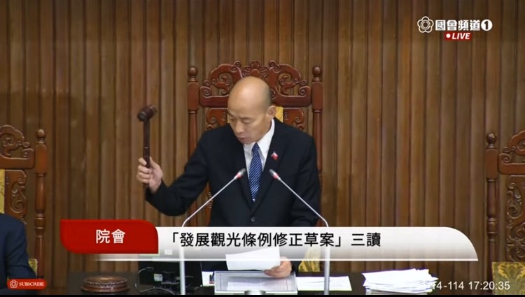 立法院今日三讀通過修正「環境影響評估法」、「發展觀光條例」、「地質法」部分條文，立法院長韓國瑜（右）落槌。(圖／國會頻道)