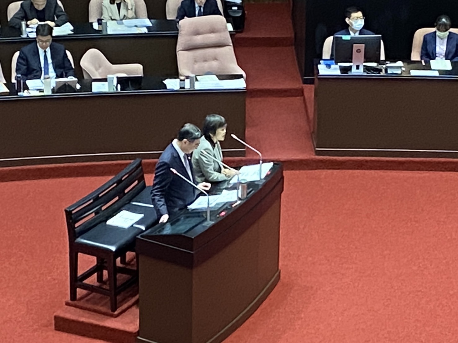 劉世芳辯稱「資料有出入,行政院正在審議」,遭麥玉珍反駁。(記者包克明 攝)