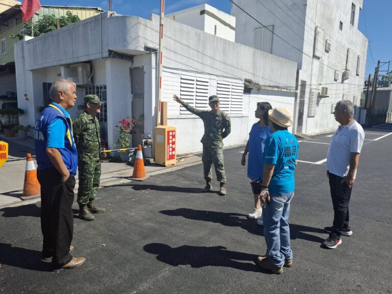 黃仁委員夫人王春梅代表與豐年里里長張瑞武及東指部副參謀長共同出席廣場與停車場柏油路完工會勘。(圖／黃仁國會辦公室)