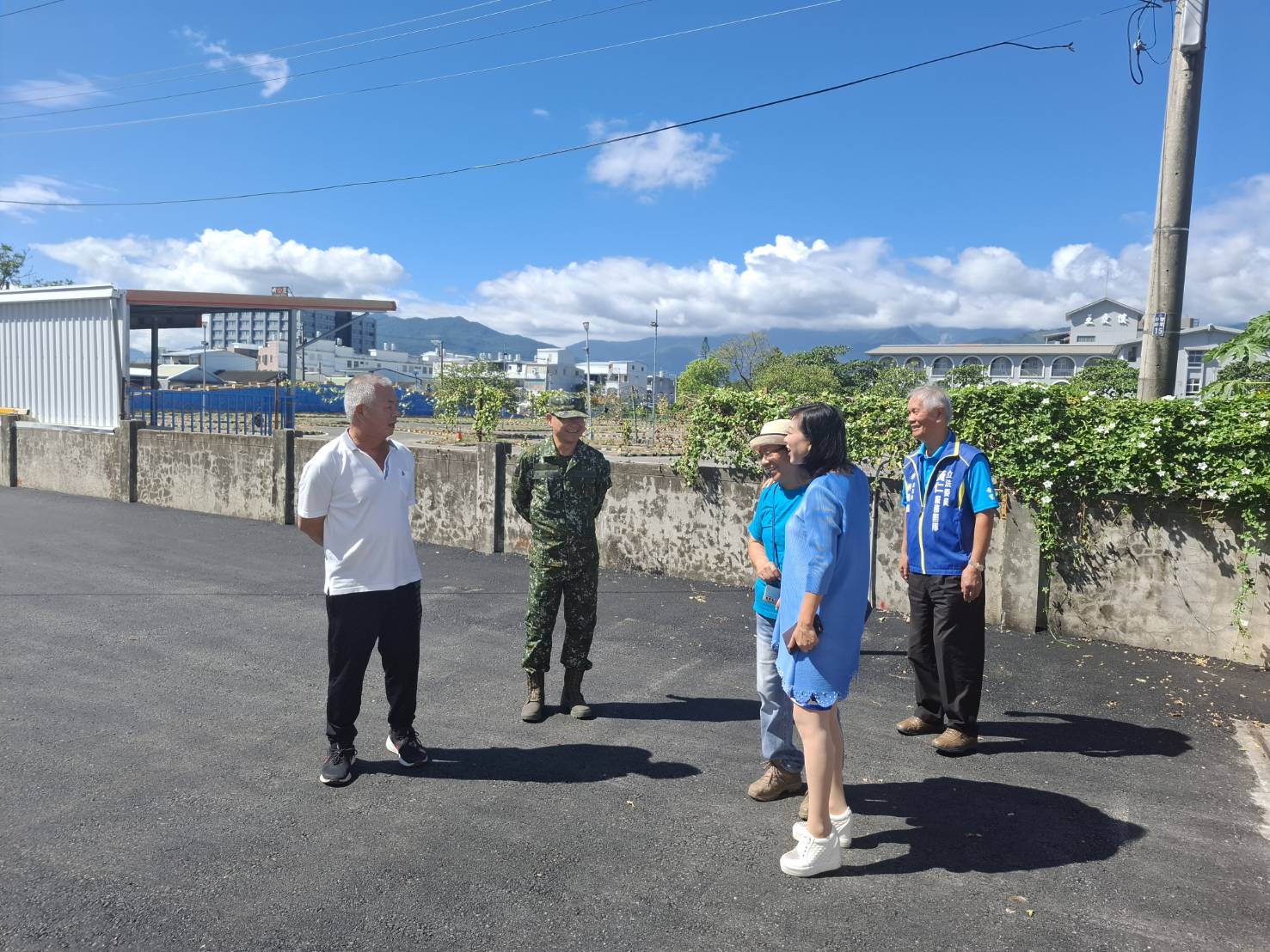 張瑞武表示,太平營區警東新城內共有約90戶軍士官兵長住於此,長年以來道路龜裂、積水問題嚴重,影響行車安全與生活品質。(圖/黃仁國會辦公室)