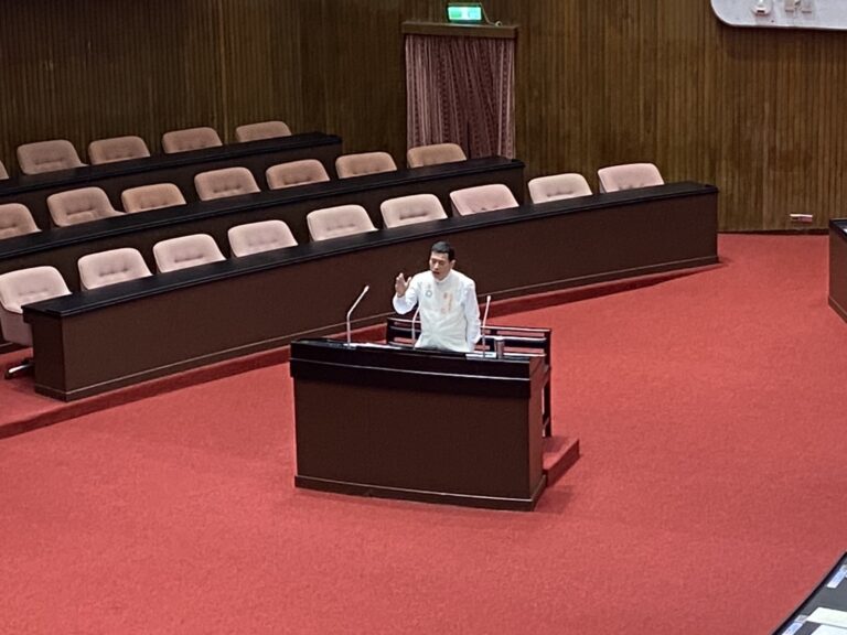 黃仁怒批「Taiwan Army」臂章去中國化，質疑民進黨在軍中搞政治滲透。(記者包克明 攝)