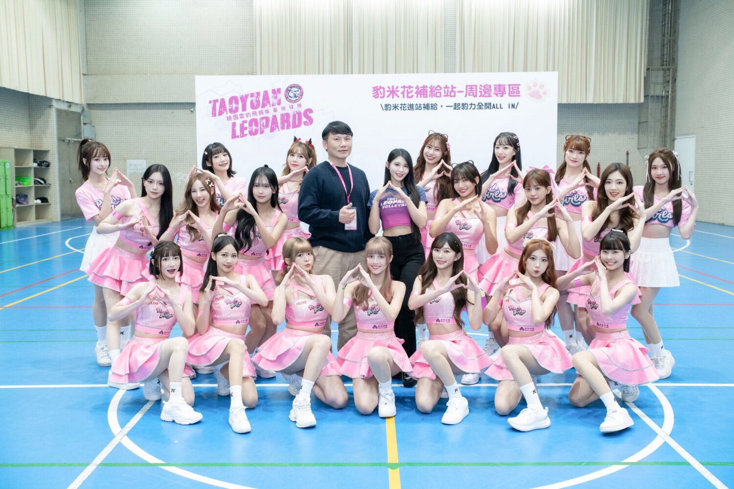 桃氣女孩聯盟最強！執行長陳家奇(中)、舞蹈總監陸筱晴率 20位絕美天使降臨。(圖/影響力動能 提供)