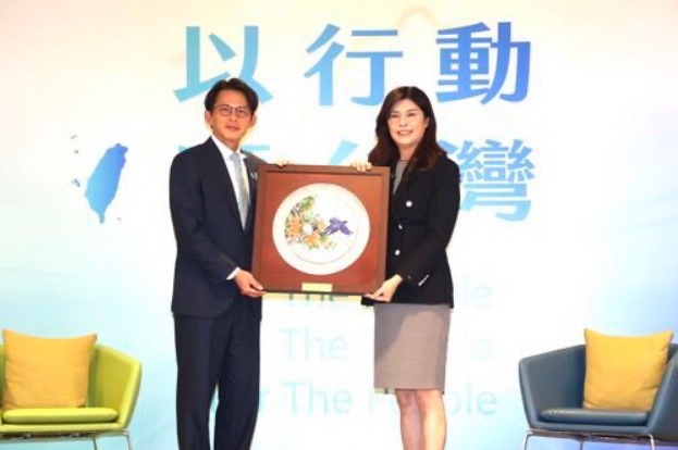 鄭麗文致贈黃國昌象徵「雙鵲同行」的鶯歌陶瓷圓盤，寓意藍白攜手、台灣必贏。(記者翻攝)