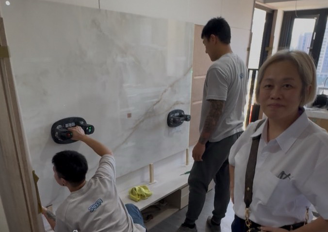 桃園在地的一條龍裝潢服務大獲好評。大邱房仲企業董事長邱惠丹(右)經常實地監工，她在百忙之中不忘關心社會弱勢，積極參與公益活動，捐贈相關物資，十分難得。(記者翻攝)