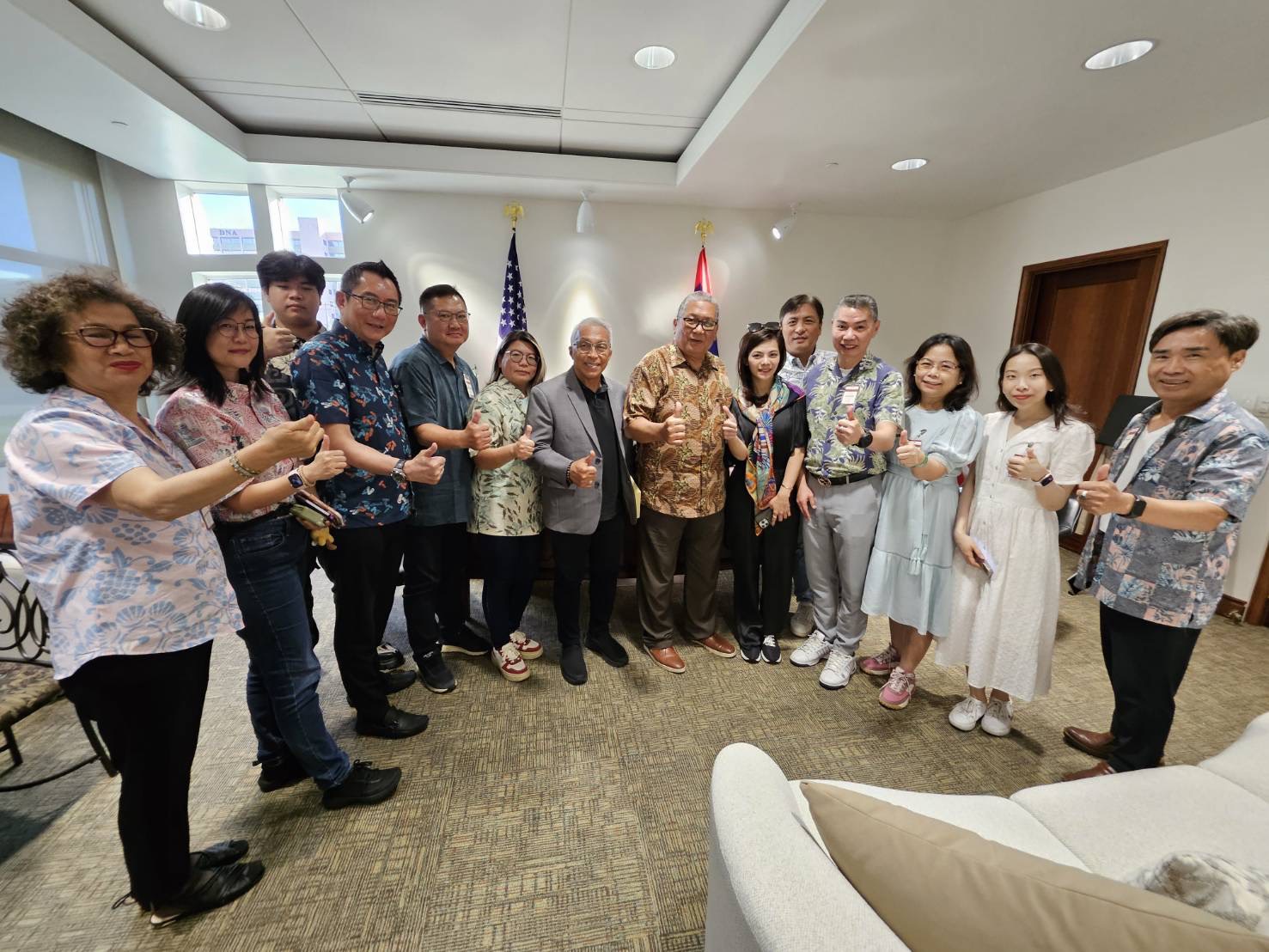 關島議長特蕾莎·M·泰拉耶和到訪的台商企業負責人合影。(圖／黃仁國會辦公室)